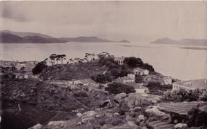 1840年从山上拍下的伯牙潭海关一览照片，远远对面峡谷就是现在乌龙江大桥处