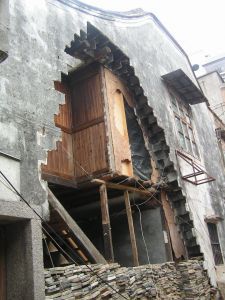 孝巷附近一座被龙王台风损坏的古民居封火墙（2006年）