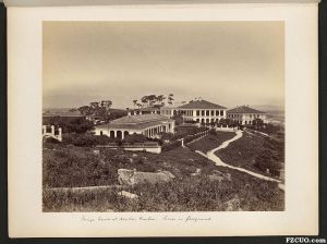 1876-1877年拍摄的本建筑，照片描述为“南台的外国人房屋，前方为坟地”（来源：哈佛大学燕京图书馆，杜德维的相册）