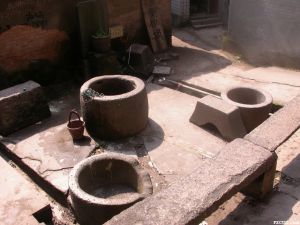 直街宋井和两个圆形石盂，可看到文保碑（celespace摄于2012年3月）