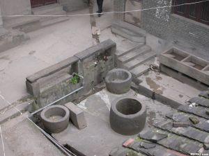 俯瞰直街宋井和两个圆形石盂（celespace摄于2012年3月）