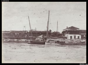 1880年代末拍摄的中洲岛，照片题为“泊船，福州”，可见本建筑，但门楣的字似非“同珍行”（来源：布里斯托尔大学馆藏 / J.S. Oswald的照片集）