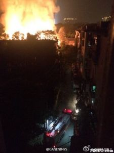 2015年2月13日晚网友拍摄着火情景（微博图见水印）