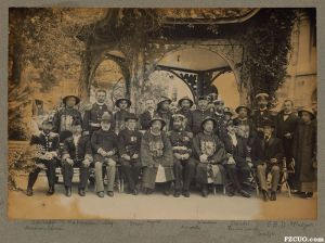 1902年在禅臣花园举办的茶会，参加者为各国领事、清廷官员等。第二排左7即G.禅臣，时任德国领事（来源：杜德维的照片集，哈佛大学图书馆藏）