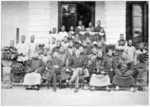 1887年，汇丰银行福州分行职员们的合影（来源：汇丰银行）