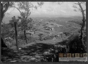 1920-1930年，从鼓岭“雅各布斯阶梯”和“西路”交汇处拍摄的鼓岭避暑地，可见远处阶梯状的网球场（来源：南加州大学图书馆，Ralph G. Gold摄）