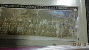 1949年协和神学院校友于校友钟亭前合影（洪伟收藏）