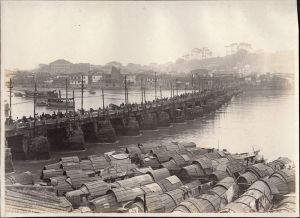 1927年4月从台江向仓山方向拍摄的万寿桥，可见中洲岛和仓前山（来源：《亚细亚大观》第四辑第四回“福州及其附近”，林轶南收藏）