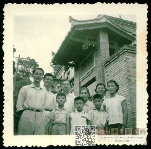 约1960年代，主人李再祯一家在龙峰小筑门前合影（来源：林轶南收藏）