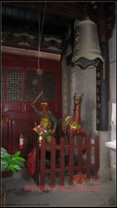 武圣庙大殿前右侧的钟（来源：穆睦-水西林的网易博客）