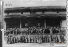 僧侣们站立于西禅寺寺大雄宝殿前，1920年拍摄，该图片标注鼓山，实际有误，经比对实为西禅寺（来源：Edward Huntington Smith家族相册，南加州大学图书馆藏）