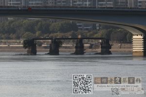 林陶江从不同角度拍摄洪山老桥残段