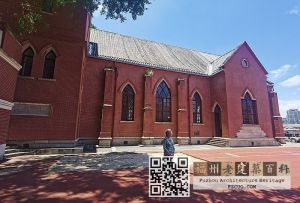 2023年6月，毕乐华（Gail&nbsp;Harris）在力礼堂前留影。她的父母毕理夫妇曾经是英华中学的教师。（来源：林轶南摄于2023年6月）