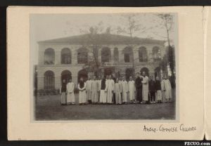 1900年代拍摄的本建筑，照片标识为“英华书院”（来源：哈佛大学燕京图书馆）