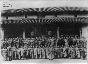 僧侣们站立于涌泉寺大雄宝殿前，1920年拍摄（来源：Edward Huntington Smith家族相册，南加州大学图书馆藏）