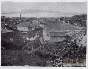 1926年之前，从马尾婴脰山拍摄的马尾船政局部景象，前景为副监督洋楼及外国医生公寓（来源：1926年12月11日法国画报《Le Monde Illustré》载）