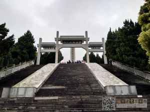 公园入口牌坊及革命烈士纪念碑（来源：省老干部局网站）