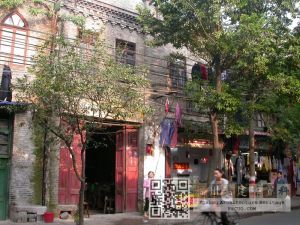 2012年5月拍摄的上藤路95号正立面（红色门及有“台湾老婆饼”的铺面）（来源：林轶南摄于2012年5月）
