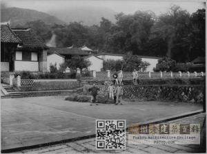 涌泉寺天王殿前广场，照片拍摄于1900年代，来自UMC Digital Galleries。