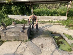 附近十里八村都来取水，即使2019年泉头村拆迁后周围已成废地，仍不断有人大老远来取水