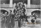 福建协和大学毕业生1919年合影，拍摄于青年会内部天井处。